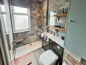 Shower room- click for photo gallery